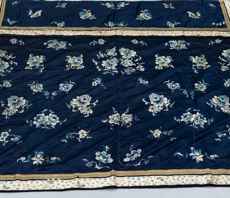 An embroidered silk panel, late Qing dynasty.