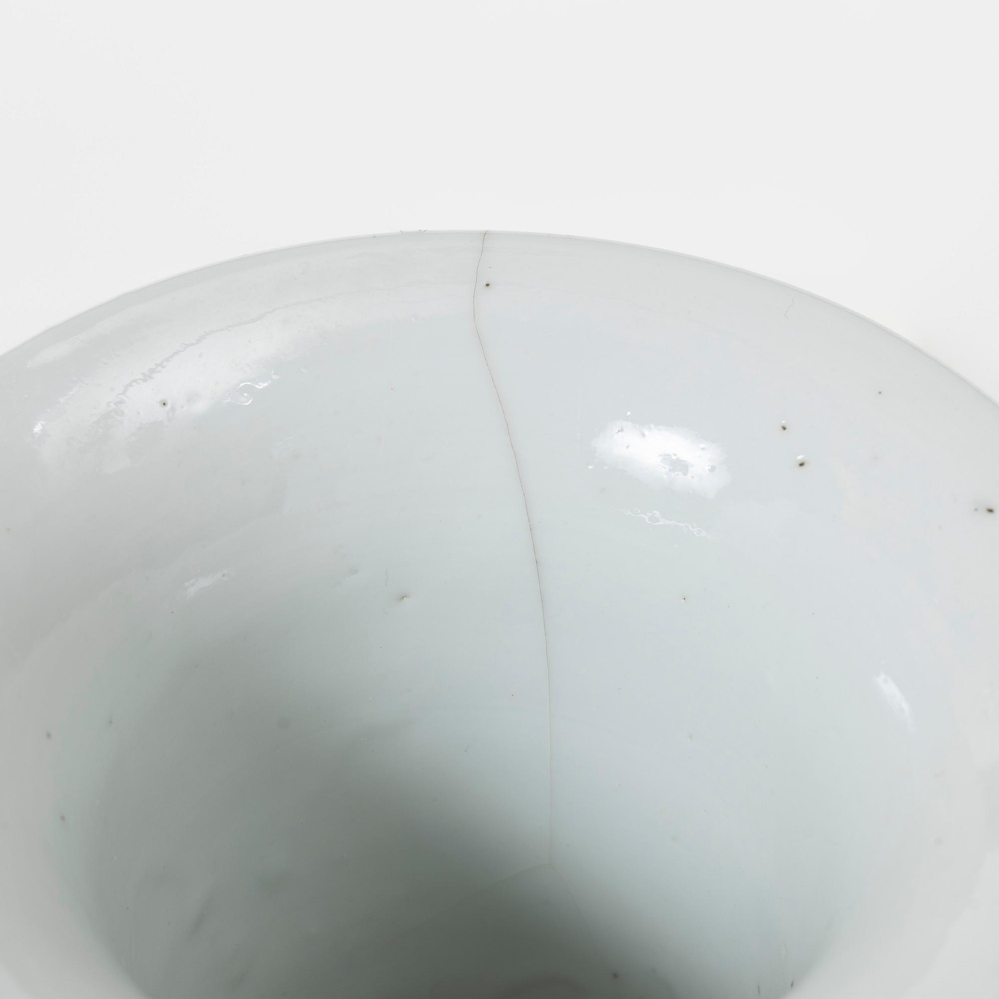 A blue and white porcelain vase, China, Qing dynasty, 19th century.