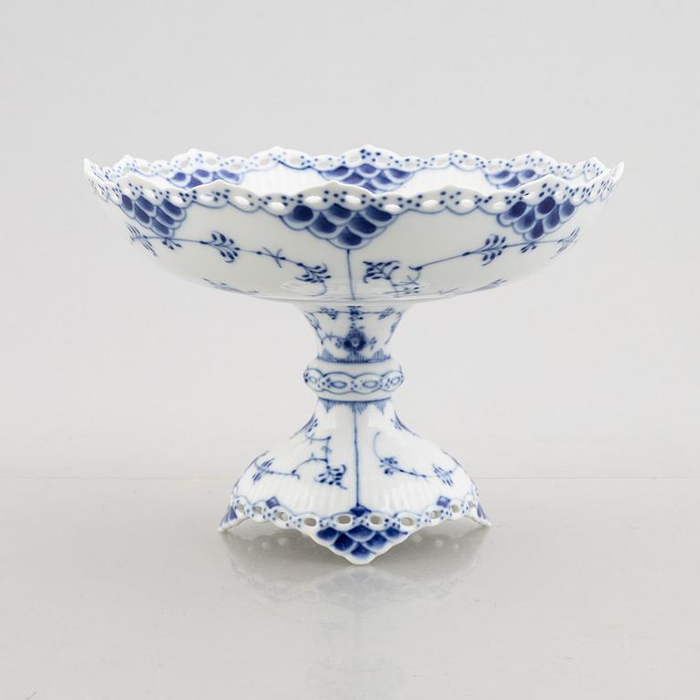 A 'Blue Fluted Full Lace'/'Musselmalet' porcelain centerpiece bowl, Royal Copenhagen, model 1020, 1960.