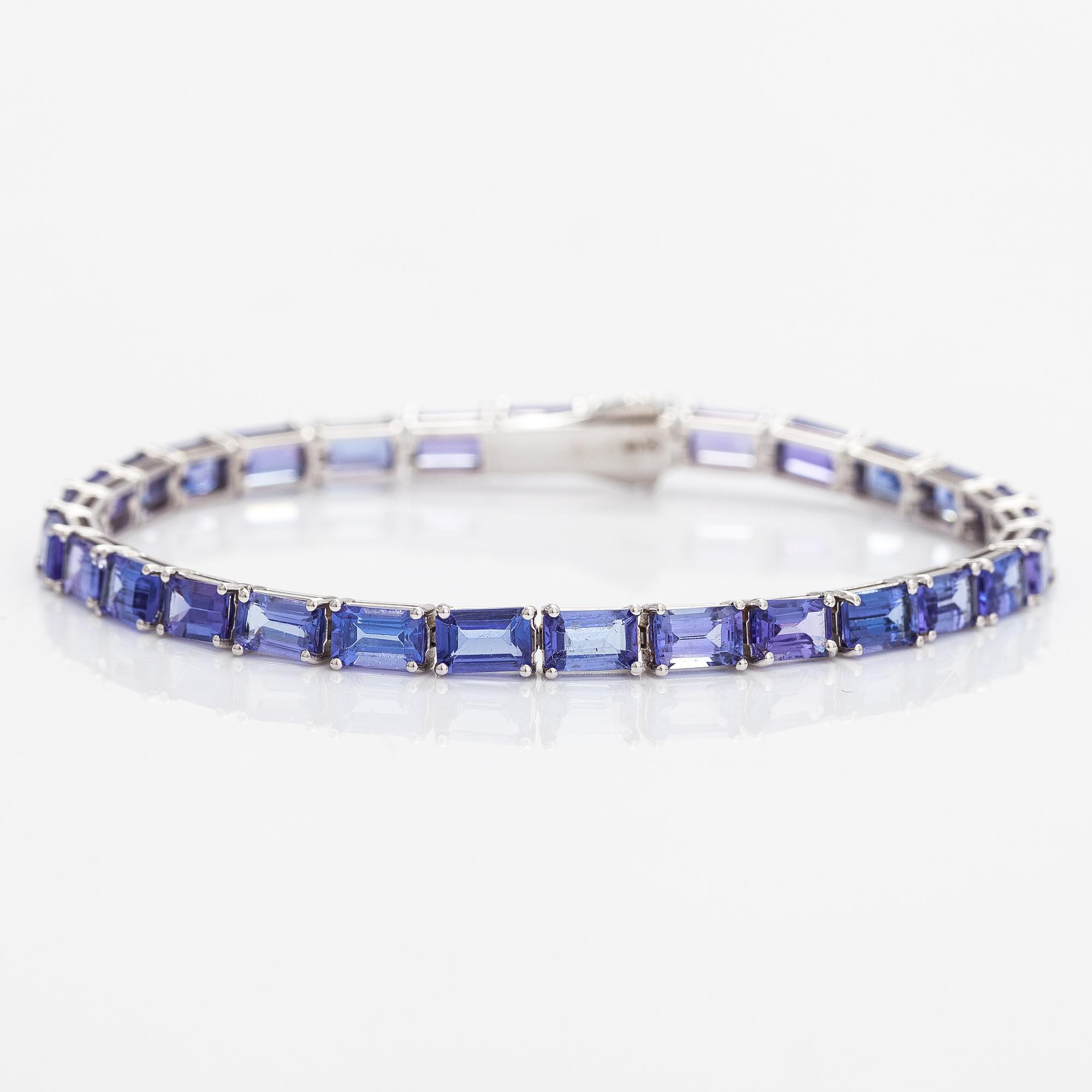 A 14K white gold bracelet with tanzanites. With Gemological center certificate.