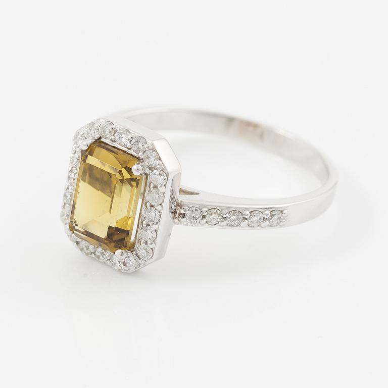 Ring 14K vitguld med turmalin och briljantslipade diamanter.