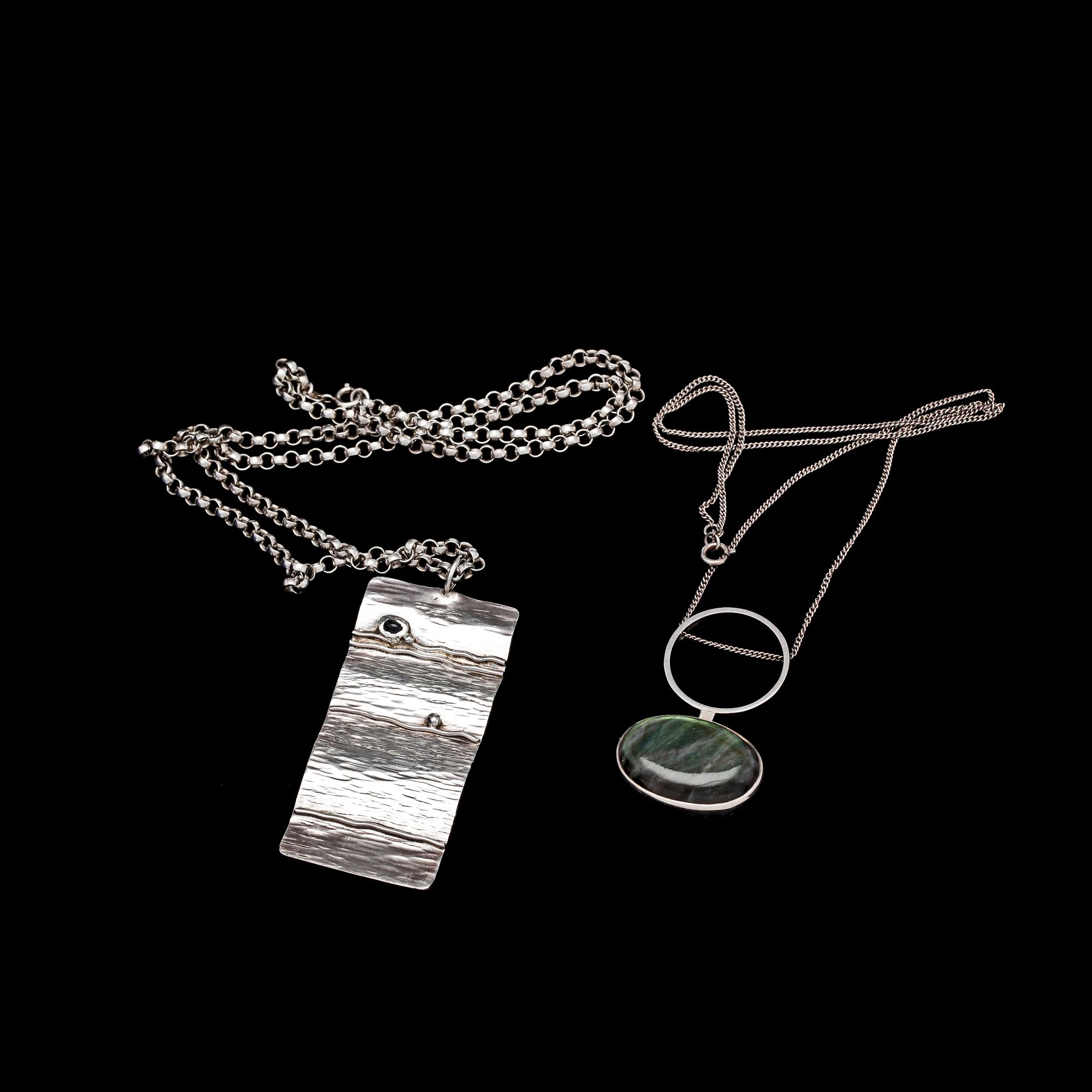 HÄNGEN, 2 st, silver, Lennart Oehmke och Malin Gunnarsson, Stockholm, 1965-78. Tot ca 56 g.
