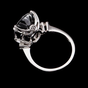 RING, 14 k vitguld, oval fasettslipad kvarts, briljantslipade diamanter tot 0.05 ct.