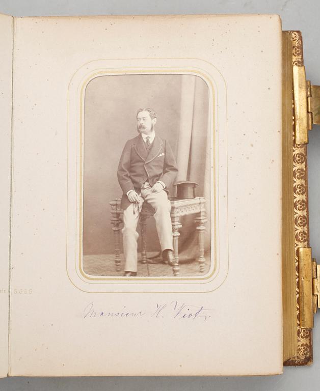 FOTOGRAFIALBUM FRÅN ANDRA KEJSARDÖMET, ca 50 bilder, bla Napoleon III och Christina Nilsson, Frankrike 1868-71.