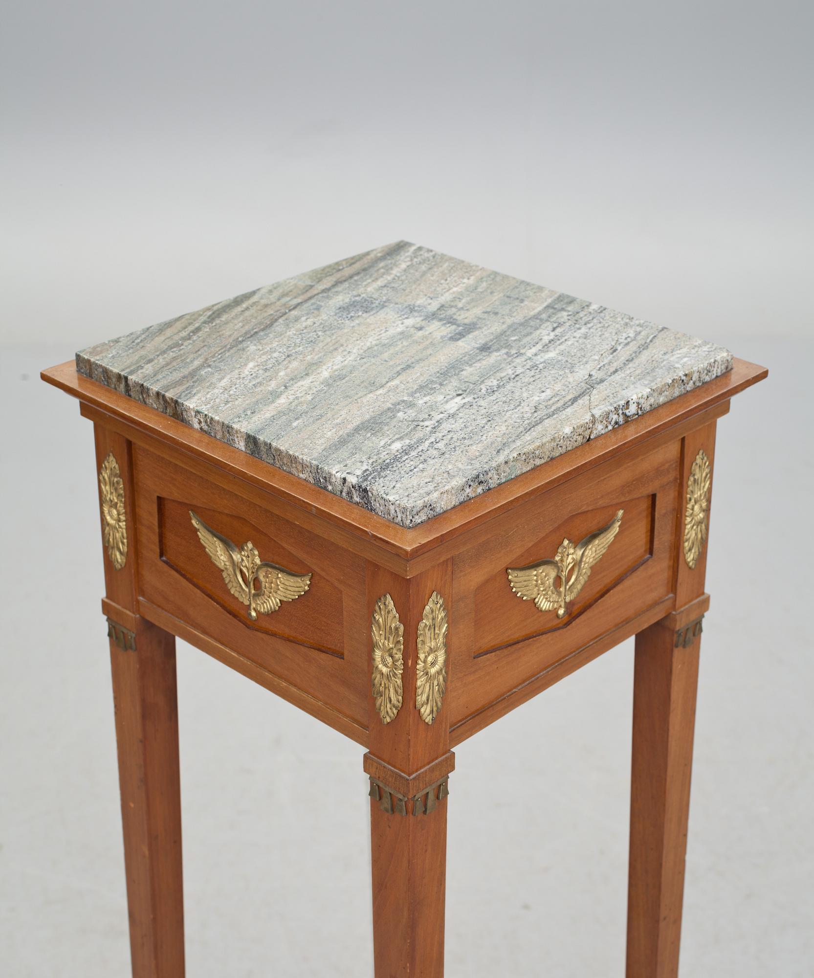 PIEDESTAL, empirestil. 1900-talets första hälft.