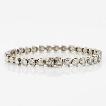 Tennis bracelet 18K white gold with round brilliant-cut diamonds.