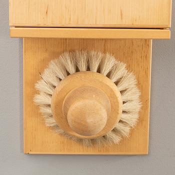 VÄGGSKÅP MED BORSTE, Märkt Carl Malmstens Verkstadsskola Stockholm.