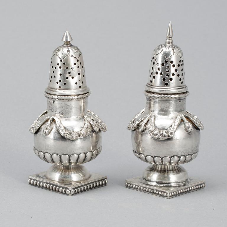 STRÖARE, ett par snarlika, silver, oidentifierade stämplar, omkring 1900. Vikt ca 110g.
