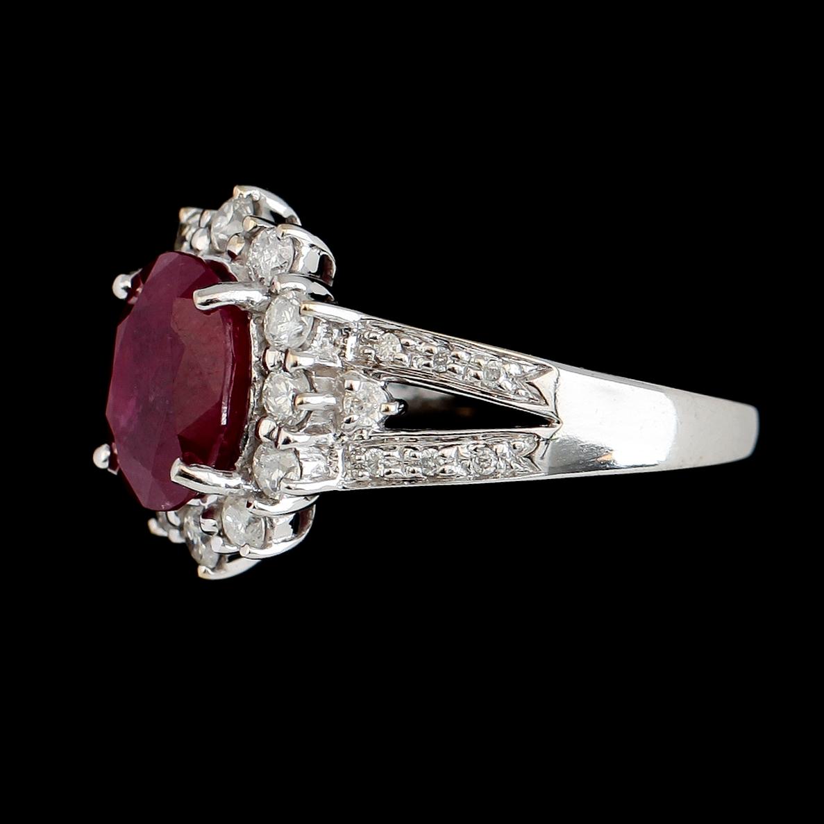 RING, 10K vitguld, rubin ca 3.15 ct, diamanter tot ca 0.70 ct.