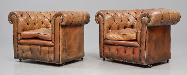 FÅTÖLJER, ett par, Chesterfield-modell, 1900-tal.
