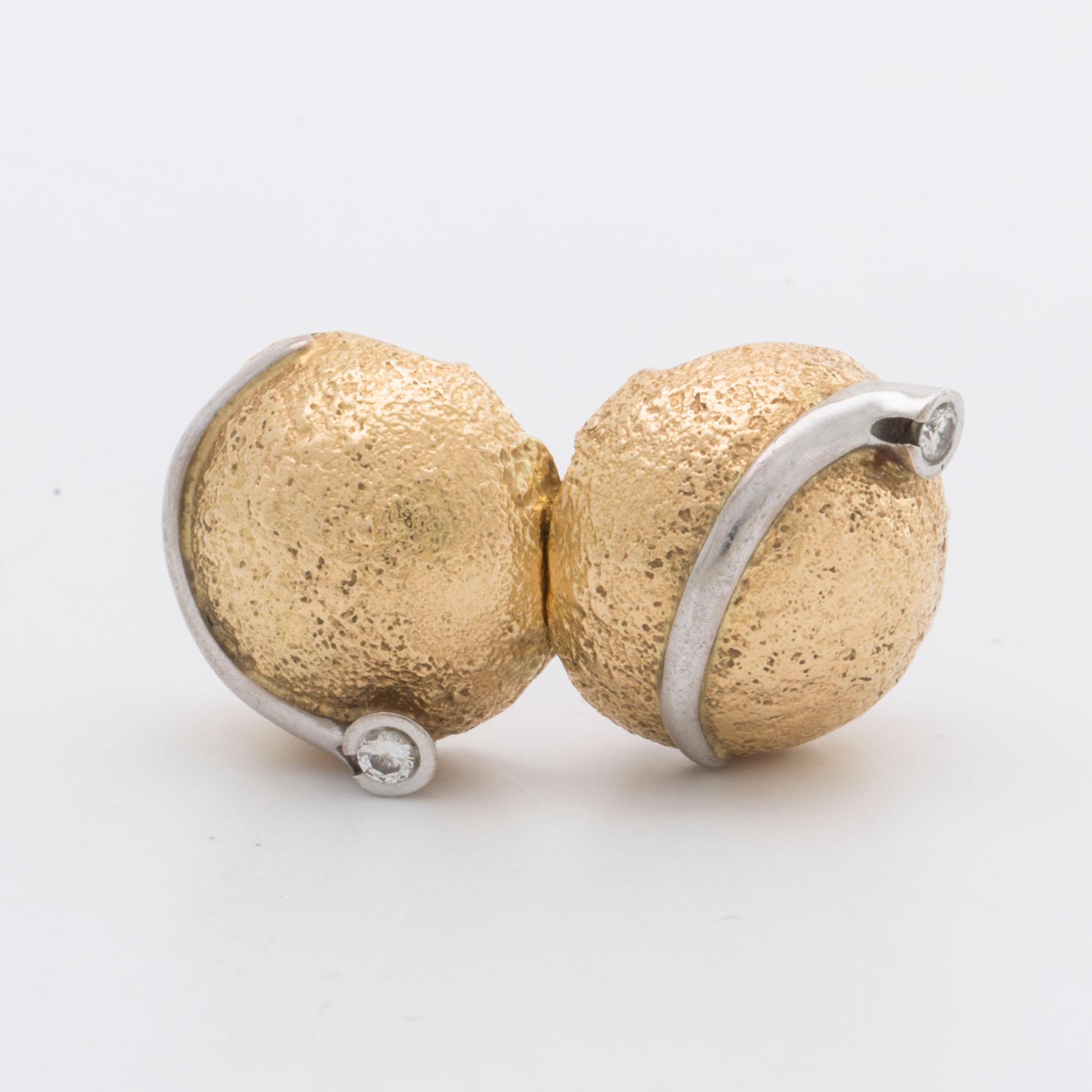 LYNGGAARD lås 18K guld och vitguld m 2 briljanter ca 0,10 ct totalt.