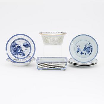 A group of Chinese blue and white porcelain, Qing dynasty and 20th Century. (eight pieces).