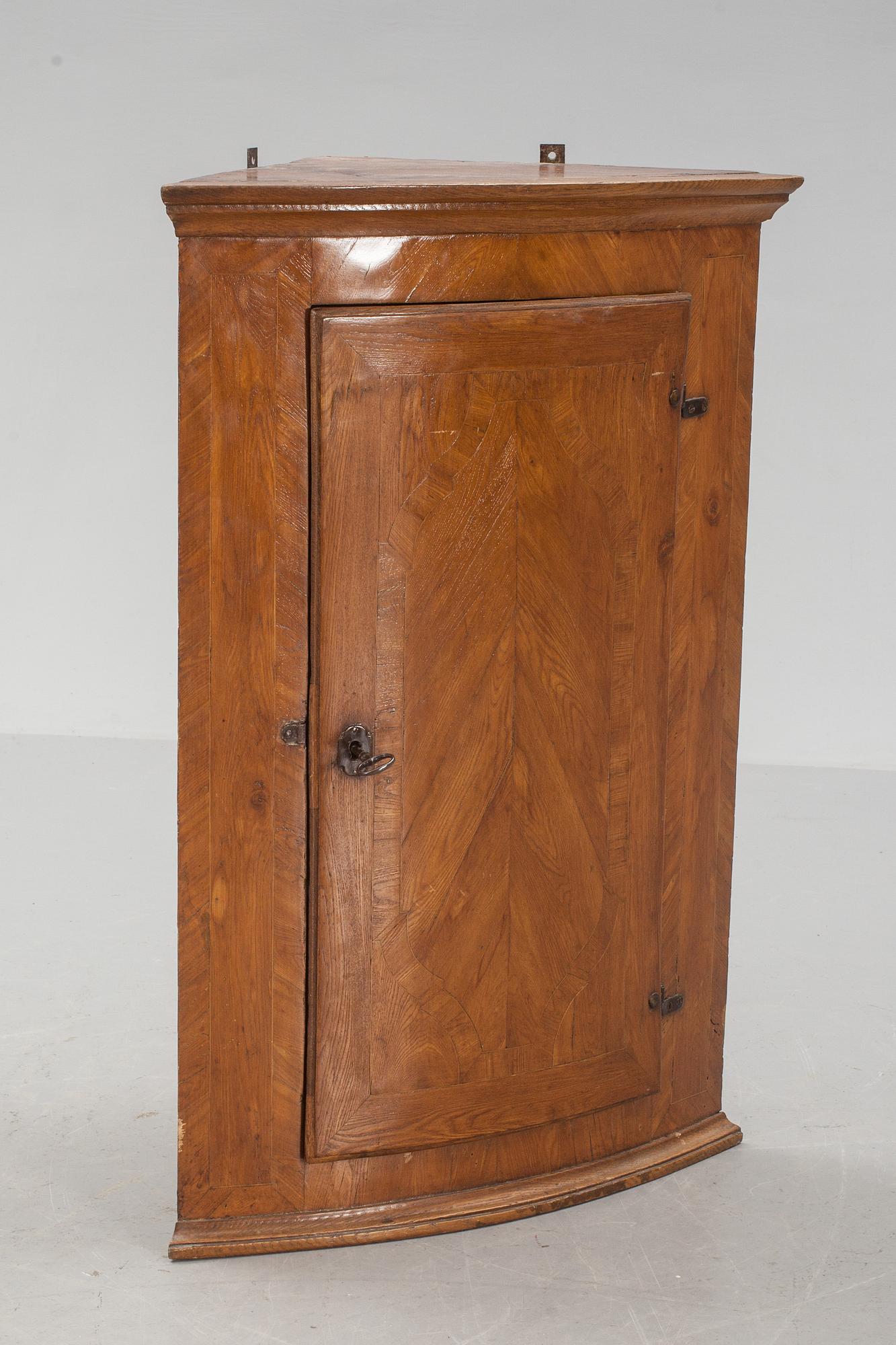 VÄGGHÖRNSKÅP, 1800-talets första hälft.