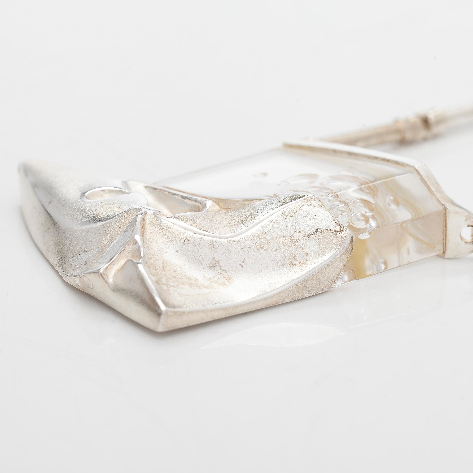 Björn Weckström, kaulakoru, "Talvipäivä", sterlinghopeaa ja akryyli, Lapponia 1991.