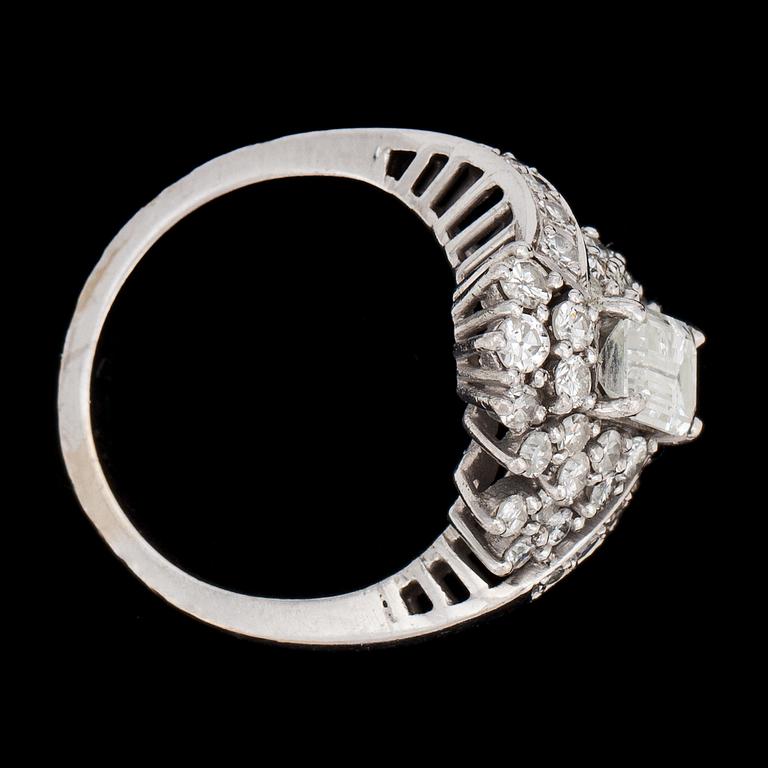 RING, smaragdslipad diamant, ca 1 ct samt små briljantslipade diamanter, tot. ca 1 ct.
