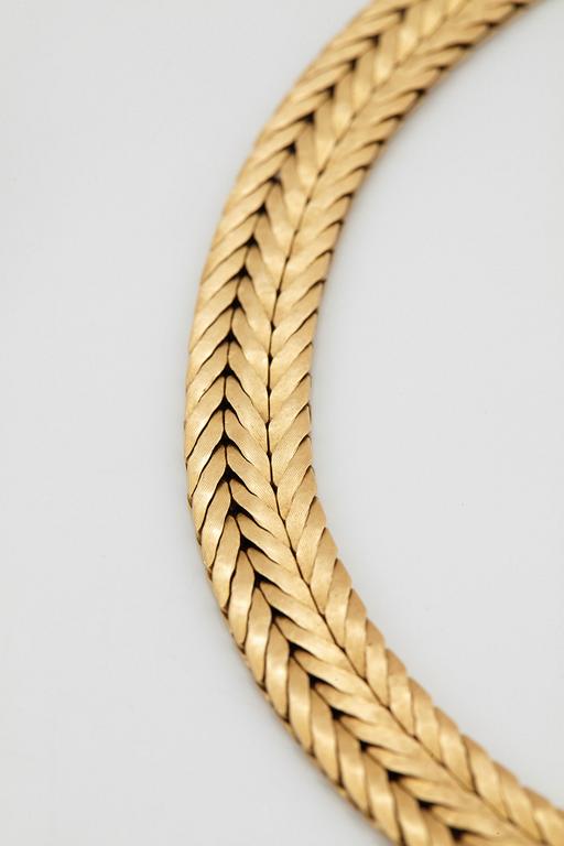 An 18K gold necklace.