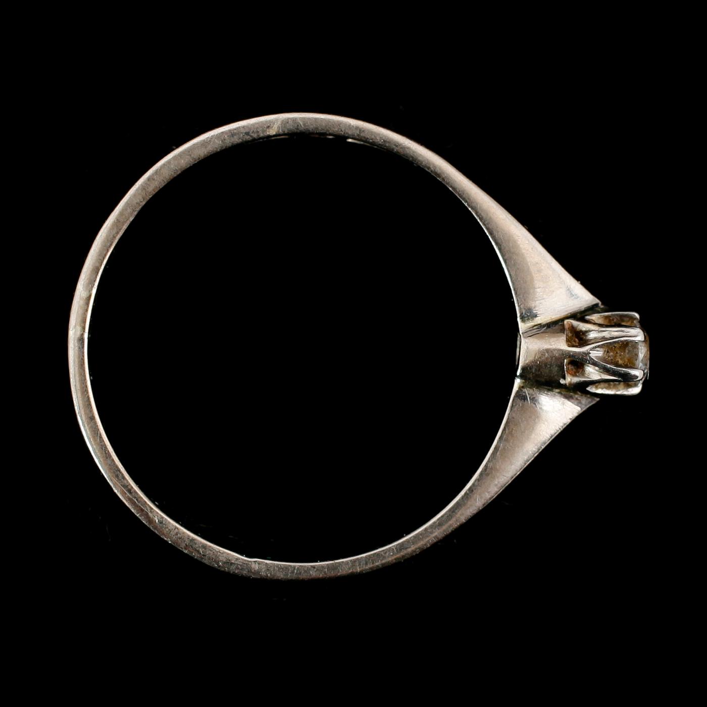 RING, 18 k vitguld med mindre briljant. Vikt ca 2 gram.