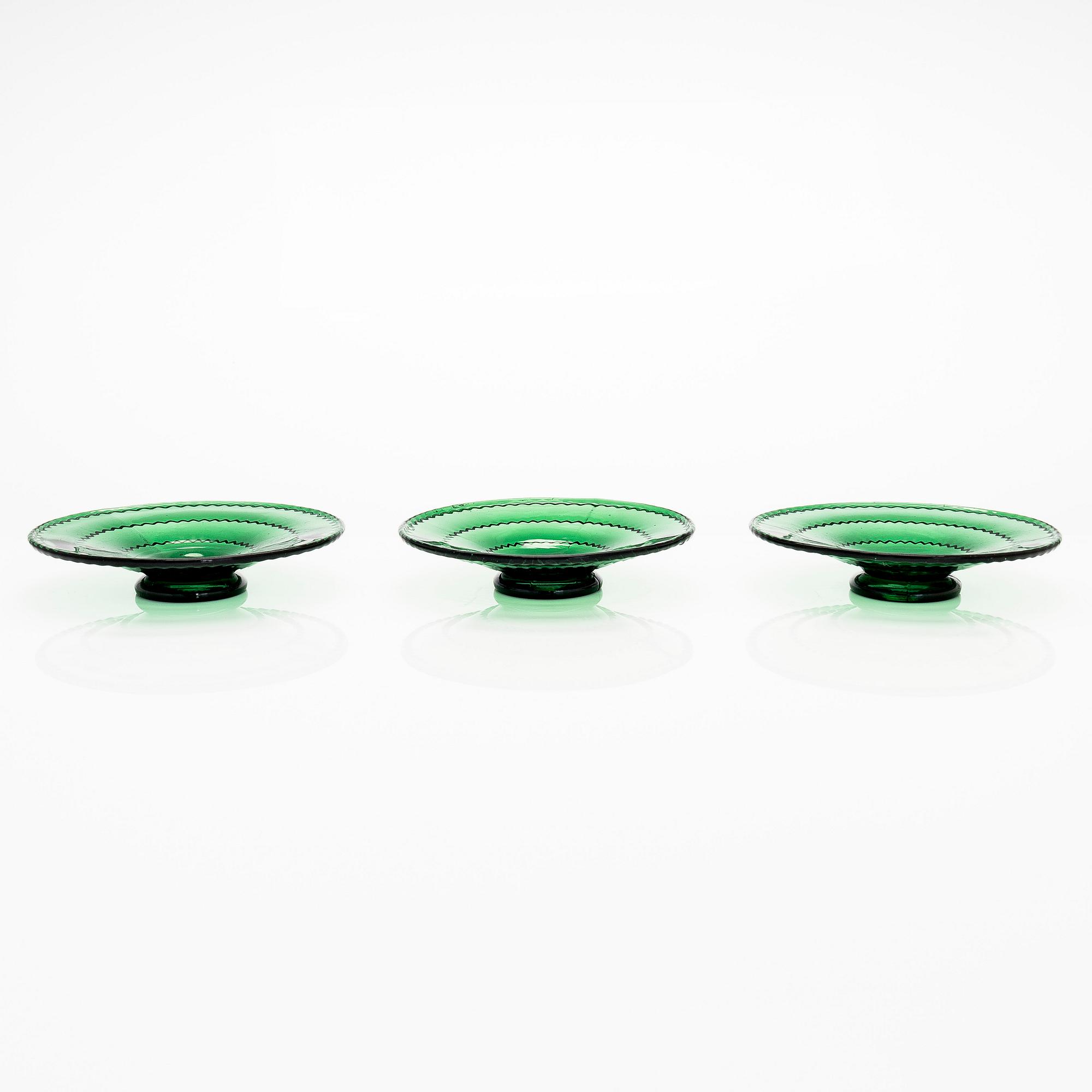 Lisa Johansson-Pape, tallrikar, 3 st, Karhula glasbruk, 1930-tal.