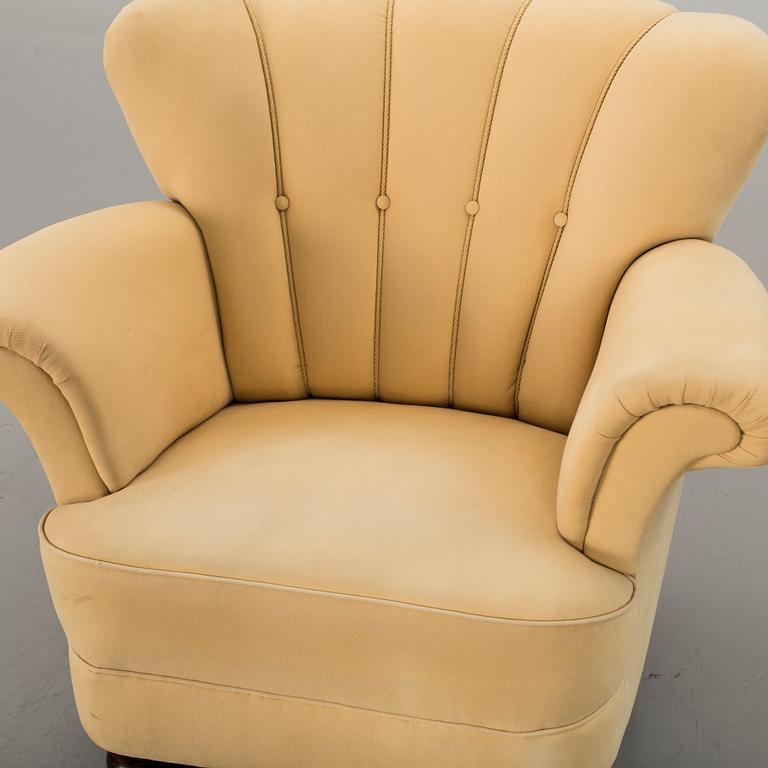 A 1930/40'S ARMCHAIR.