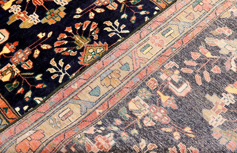 A Hamadan runner, ca 305 x 101 cm.