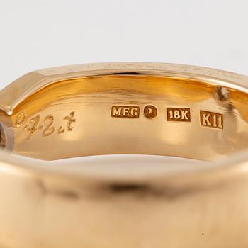 Ring 18K gold with a round brilliant-cut diamond.