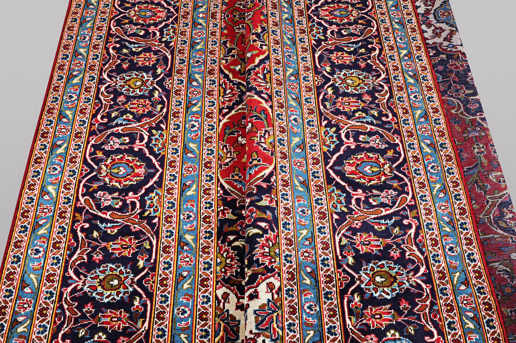 A carpet, Kashan, ca 401 x 284 cm.