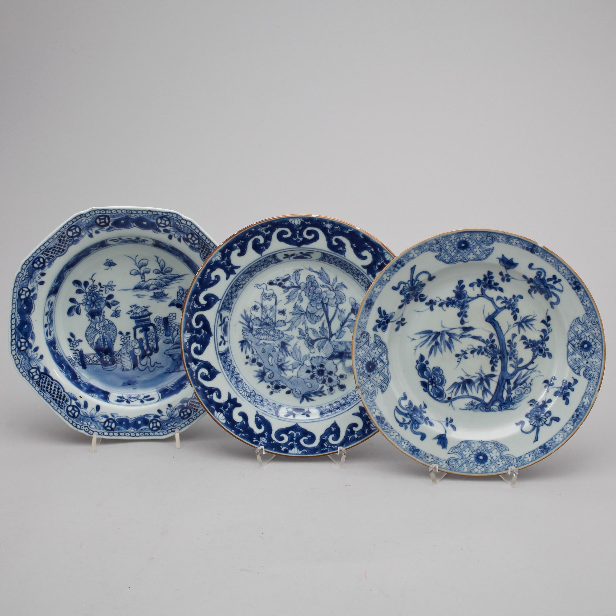 TALLRIKAR, 3 st, porslin, Kina, Qing dynastin, 1700-tal.