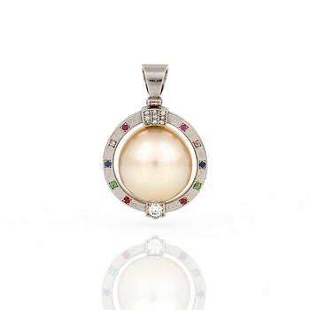 HÄNGE, 18K vitguld med odlad 'South Sea' pärla, små diamanter, tot ca 0,17 ct och olika stenar. Total vikt ca 10,37 g.
