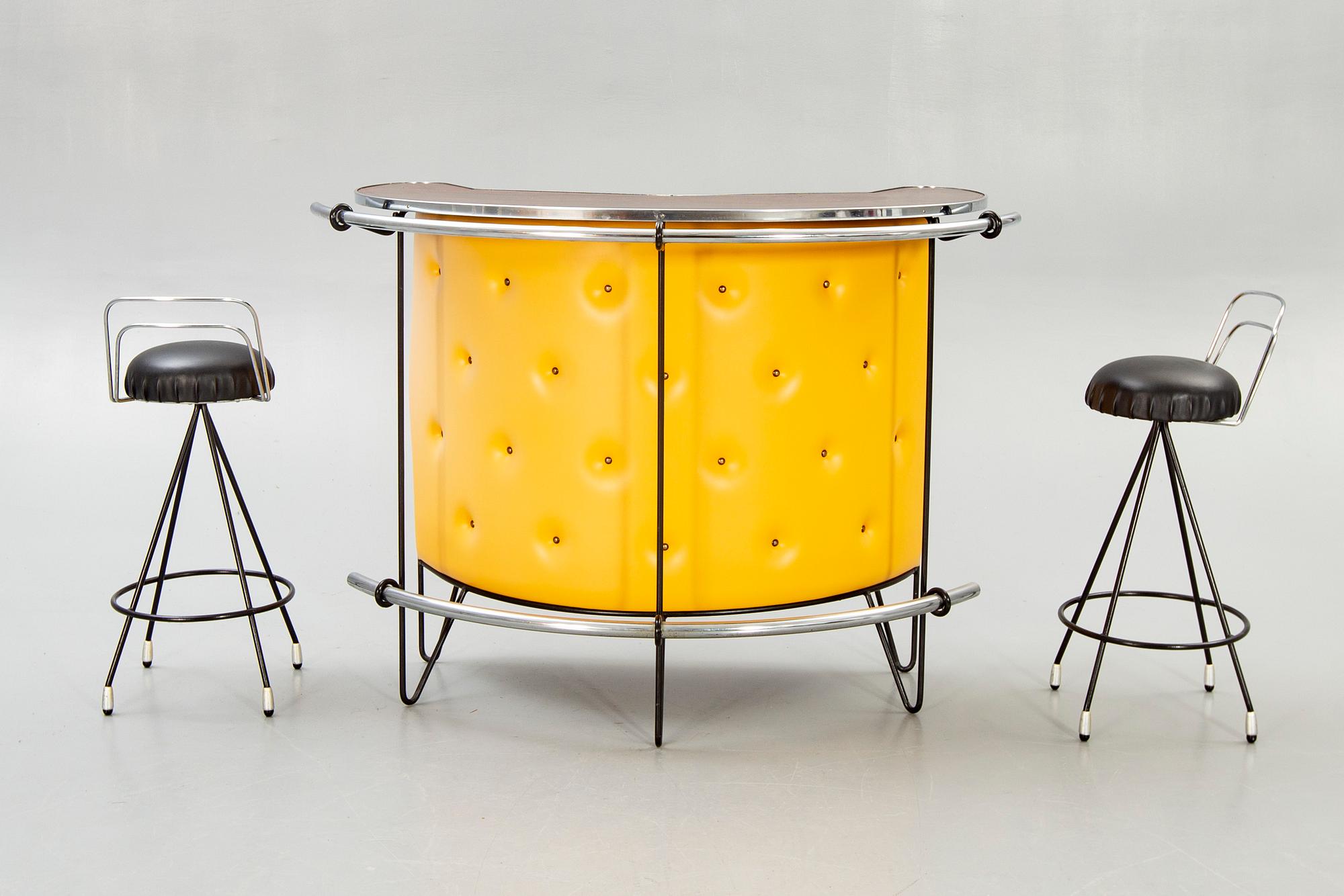 Bar counter and 4 bar stools, mid 1900s.