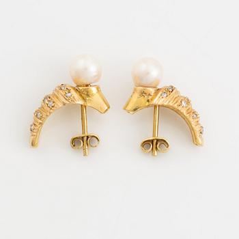 Ett par örhängen 18K guld med pärlor och runda briljantslipade diamanter.