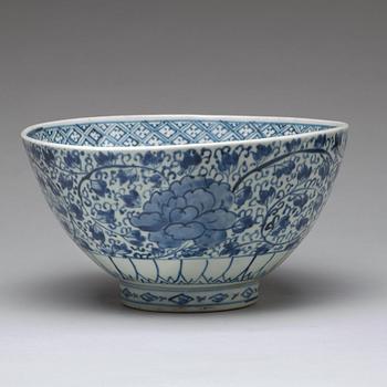 A blue and white bowl, Japan, Edo period (1603-1868).