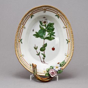 SALADIÈRE, porslin. "Flora Danica", Royal Copenhagen, 1900-talets andra hälft.