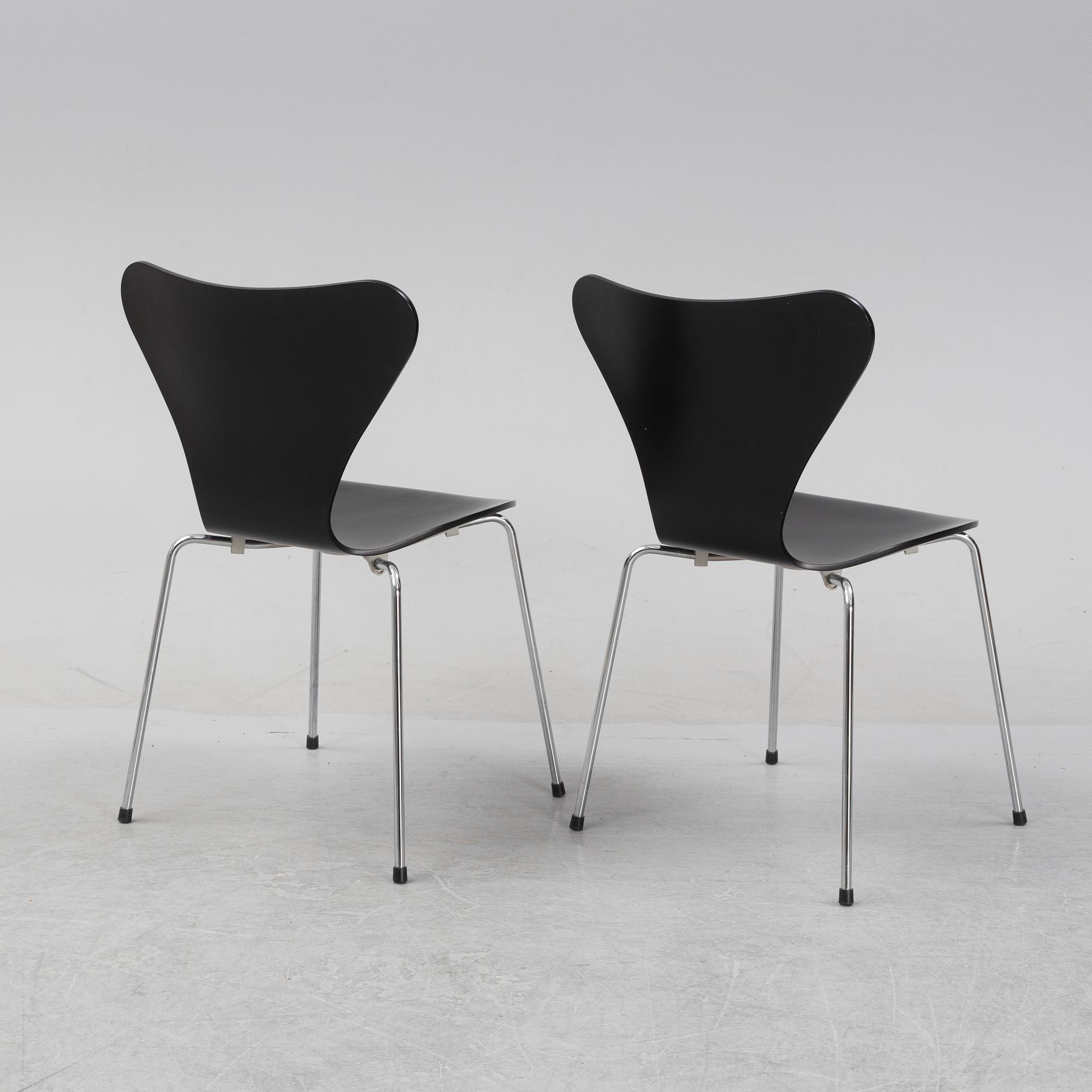 Arne Jacobsen, stolar 12 st, "Sjuan", Fritz Hansen, daterade 2003.