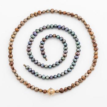 A Per Borup clasp in 18K gold with round brilliant-cut diamonds.