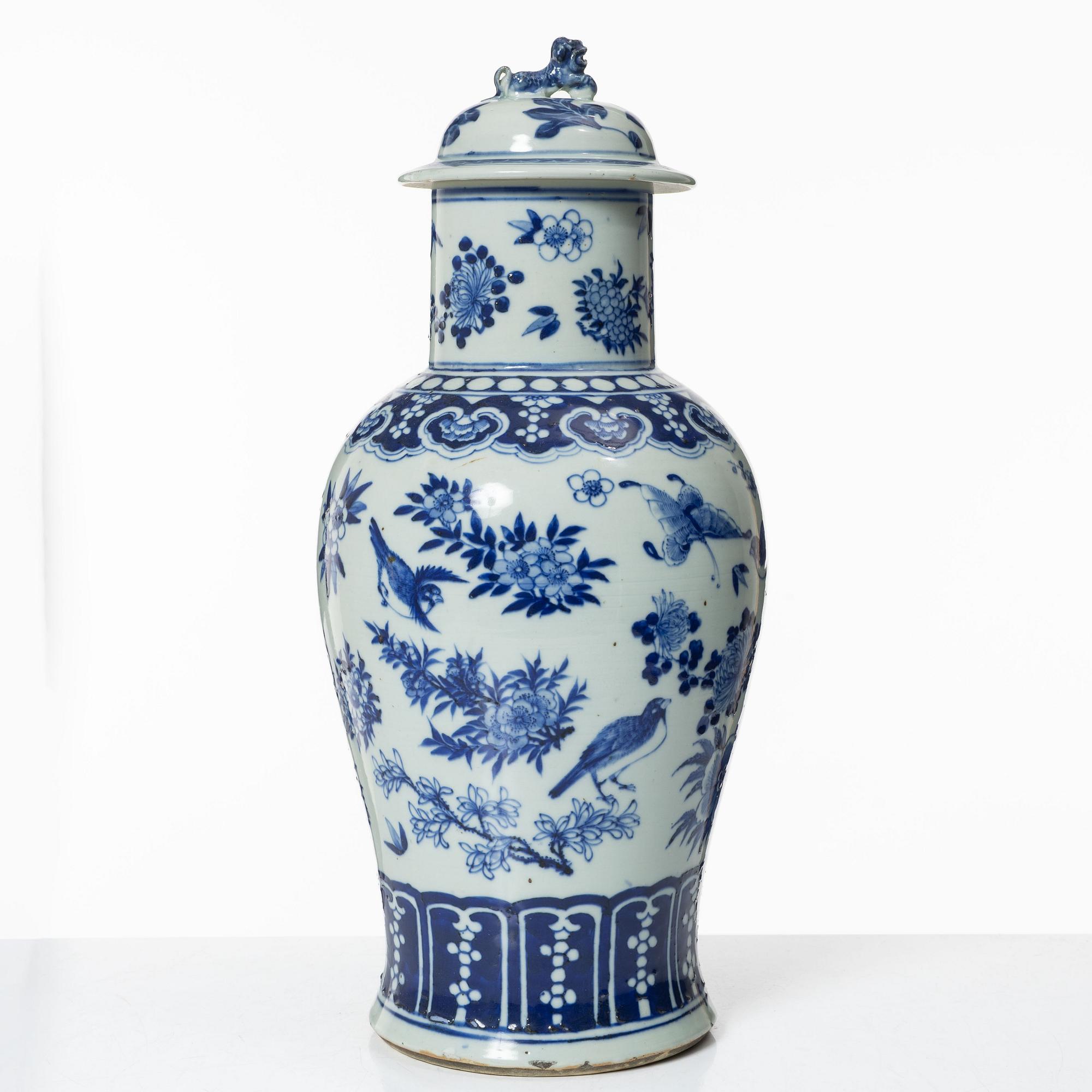 A Chinese porcelain urn with cover, late Qing dynasty, circa 1900.