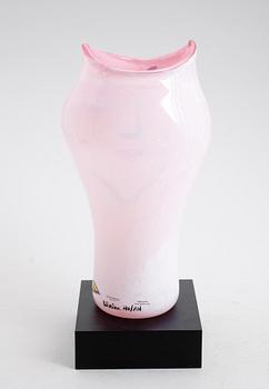 VAS, glas, Ulrica Hydman-Vallien, Kosta Boda 48745, signerad Ulrica HV/AH.