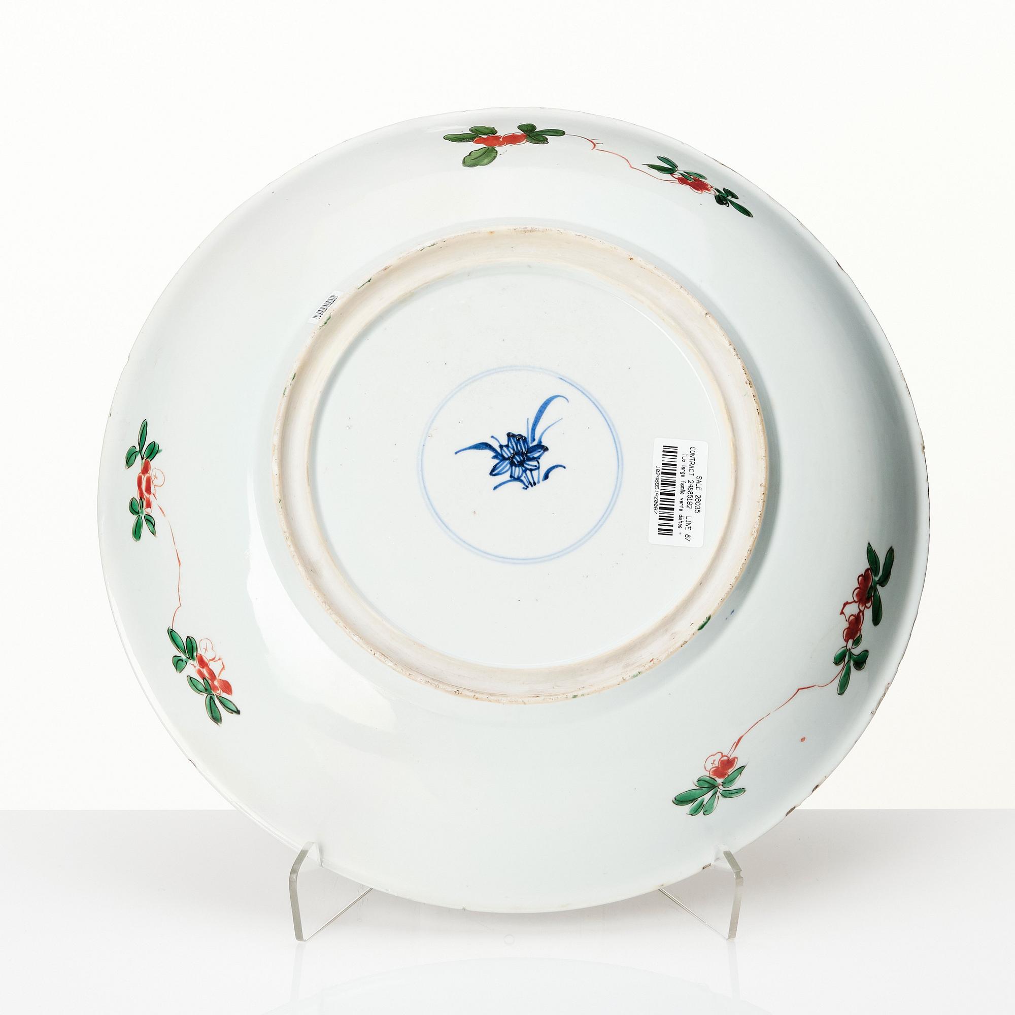 A large Chinese famille verte dish, Qing dynasty, Kangxi (1662-1722).