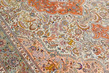 A figural Tabriz carpet, 50 Raj, so called Tabatabai, approx. 350 x 250 cm.