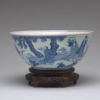 A large blue and white bowl, Transition, 17th century.