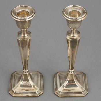 LJUSSTAKAR, ett par, silver, Chester, England, 1914.