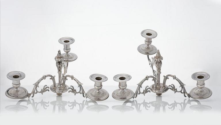 Anders Isleben, kandelabrar för tre ljus, ett par, silver, Norrköping 1793. Gustavianska.