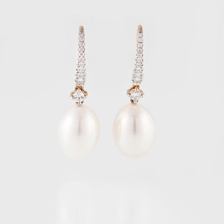ÖRHÄNGEN, 18K guld med odlade pärlor samt briljantslipade diamanter 0.41 ct. Vikt 5,5 gram.