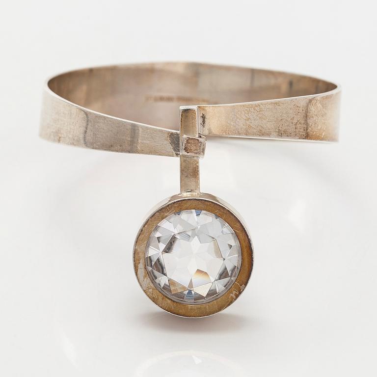 Elis Kauppi, armring, sterlingsilver med fasettslipad bergkristall. Kupittaan Kulta, Åbo.