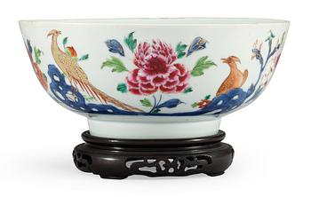 A famille rose bowl, Qing dynasty. Qianlong (1736-95).