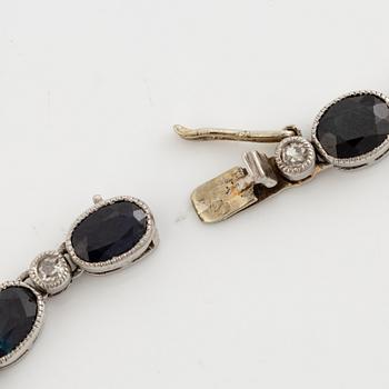 Armband, 18K vitguld med doserade ovala safirer och gammalslipade diamanter, Fransk stämpel.
