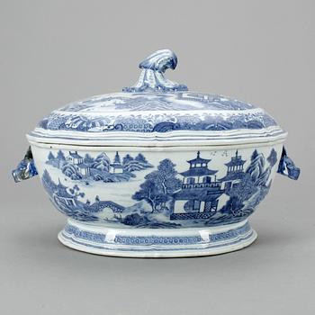 TERRIN MED LOCK, porslin, Kina, 1700-tal.