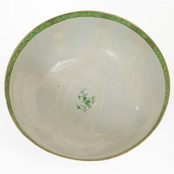 Smörterrin, terrinfat och bålskål, kompaniporslin, Kina, Qingdynastin, 1700-tal.