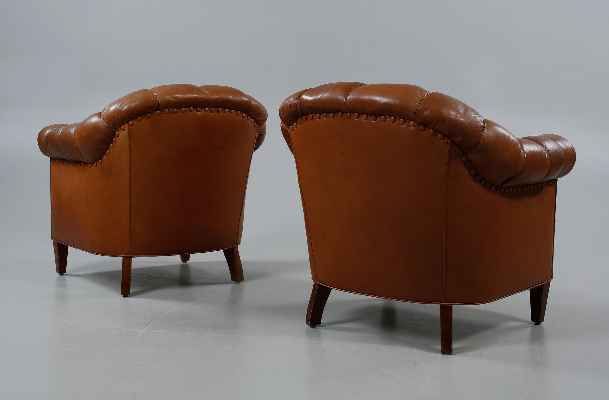 CLUBFÅTÖLJER, ett par, 1900-tal.