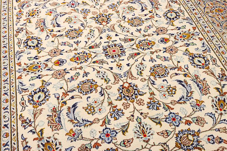 A Kashan carpet, a. 287 x 196 cm.