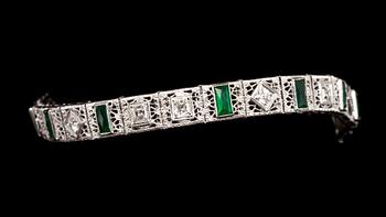 ARMBAND, 14k vitguld med smaragder och diamanter, tot c:a 1 ct. Vikt 14,8 g.